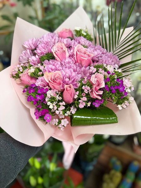 Pembe papatya pembe güller çiçek buketi