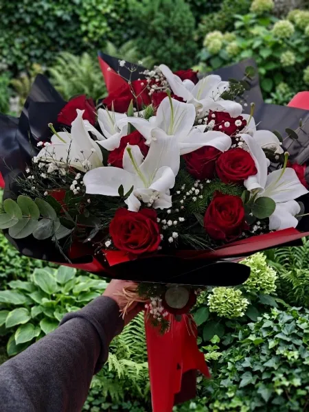 kokulu beyaz lilyum kırmızı gül buketi